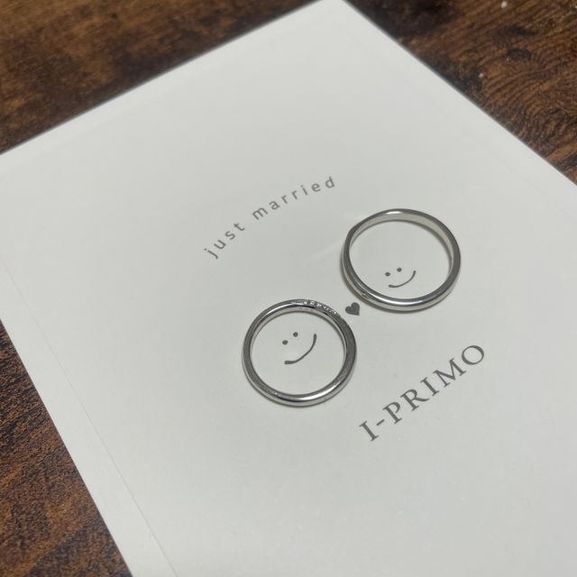 【アイプリモ(I-PRIMO)の口コミ】 シンプルなデザインですが、斜めにダイヤモンドが散りばめられていて、指…