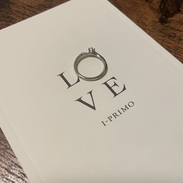 【アイプリモ(I-PRIMO)の口コミ】 シンプルなデザインの1粒ダイヤがThe 婚約指輪という印象のリングです。シ…