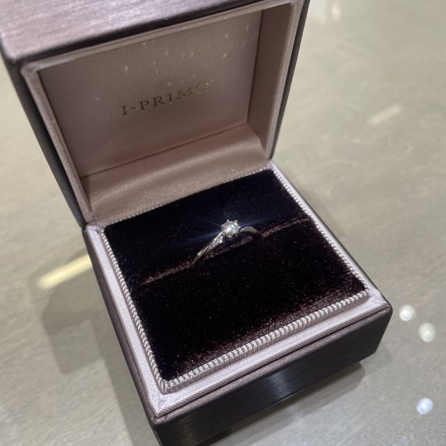 【アイプリモ(I-PRIMO)の口コミ】 シンプルなデザインの1粒ダイヤがThe 婚約指輪という印象のリングです。シ…