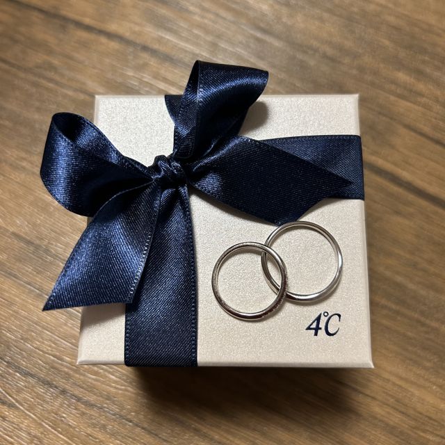 【4℃ BRIDAL(ヨンドシーブライダル)の口コミ】 デザインがとても気に入ったのでこちらに決めました。お揃いのデザインで…