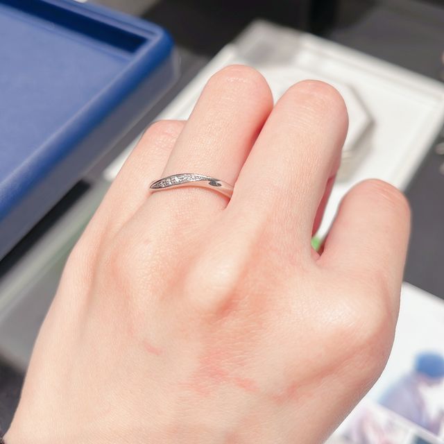 【銀座ダイヤモンドシライシの口コミ】 ウェーブのデザインで、指に沿って流れるようなとても存在感のある指輪で…