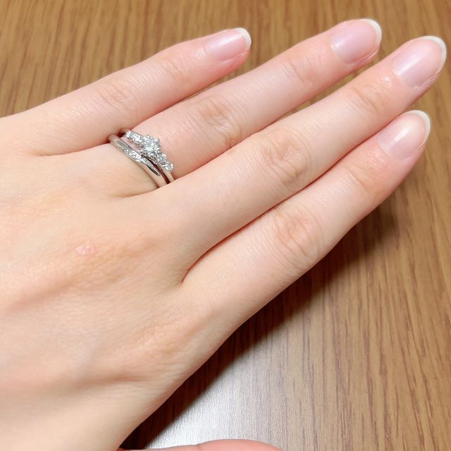 【TOMOE(トモエ)の口コミ】 デザインをとても重視しました。シンプルでも指が綺麗に見えるようなもの…