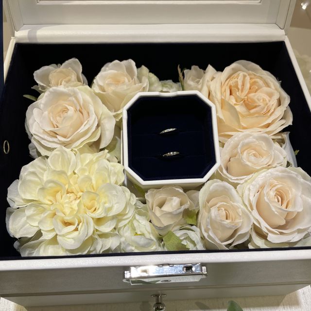 【4℃ BRIDAL(ヨンドシーブライダル)の口コミ】 私と彼が求めるデザインがそれぞれ違っていたのですが、何度も試着をさせ…