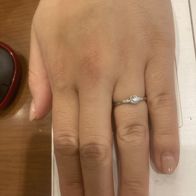 【IDEAL Plus fort(アイデアルプリュフォール)の口コミ】 デザインを重視して、値段を見ずに色々とメーカーの指輪ん見比べて最終的…