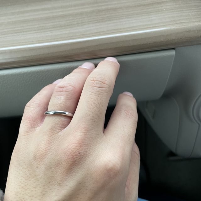 【銀座ダイヤモンドシライシの口コミ】 指輪のデザインが派手過ぎず、シンプル過ぎず、ちょうどいい具合でした。…