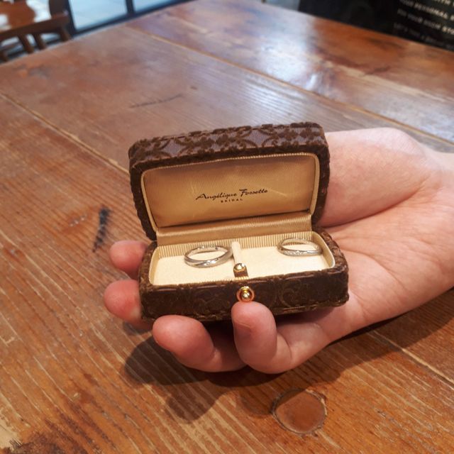 【アンジェリックフォセッテ(Angelique Fossette)の口コミ】 婚約指輪は、別ブランドの物だがあえて手頃でデザインが良いブランドを探…