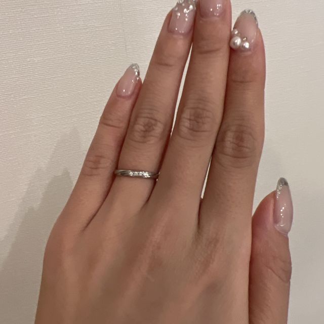 【アイプリモ(I-PRIMO)の口コミ】 女性側はダイヤが3個入っているが、全体的にキラキラとさりげなく輝くデザ…