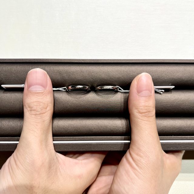 【アイプリモ(I-PRIMO)の口コミ】 女性側はダイヤが3個入っているが、全体的にキラキラとさりげなく輝くデザ…