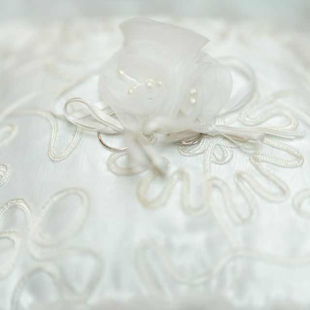 【銀座ダイヤモンドシライシの口コミ】 婚約指輪に合わせてストレートと決めていました。
婚約指輪に合うようキラ…