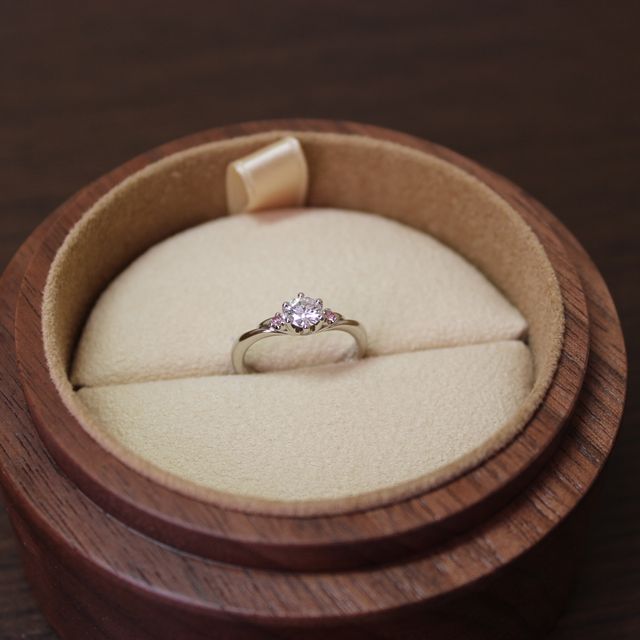 【William-LennyDiamond(ウィリアム・レニー・ダイヤモンド)の口コミ】 オプションでピンクダイヤを付けられたのが良かったです。他のお店にも見…