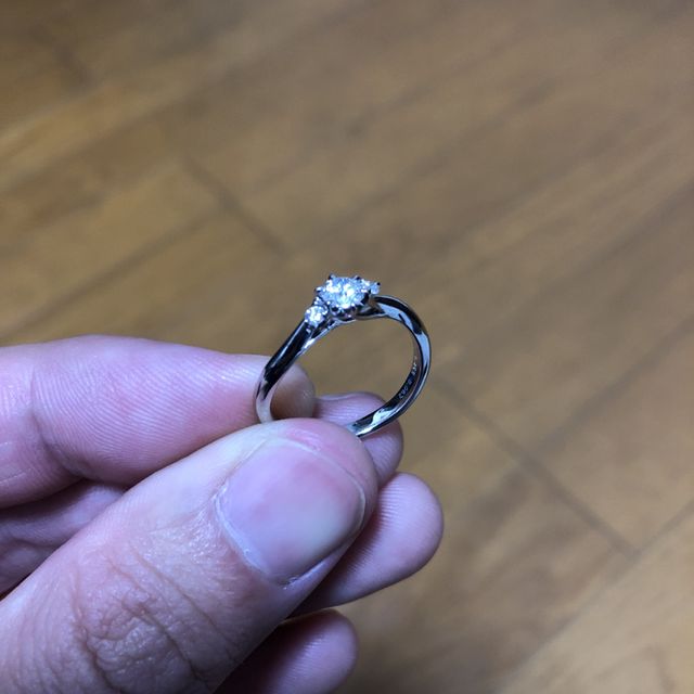 【銀座ダイヤモンドシライシの口コミ】 繊細でいて動きのあるデザインが気に入りました。お店の方にダイヤモンド…