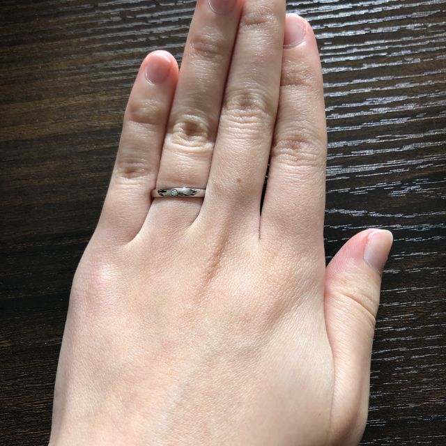 【nocur(ノクル)の口コミ】 2人ともシンプルなデザインの指輪を探していたため、ネットで検索してこれ…