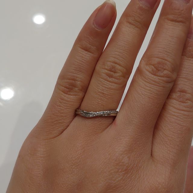 【銀座ダイヤモンドシライシの口コミ】 他のブランドもいくつか拝見させて頂きました。
指輪の着け心地をすごく重…