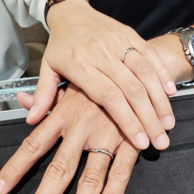 【GALA JEWELRY(ガラジュエリー)の口コミ】 ウェーブのデザインが可愛らしく、夫婦ペアだと分かりやすいデザインだと…