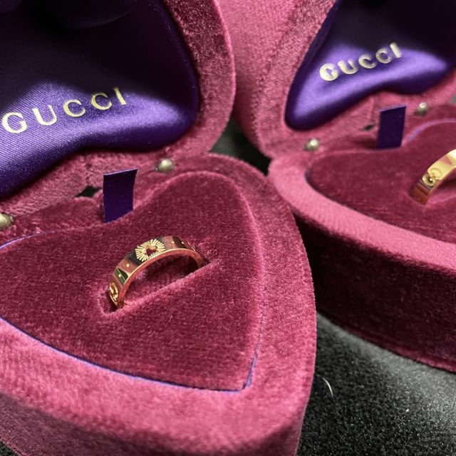 【グッチ(GUCCI)の口コミ】 2人の服装的にもシンプルなシルバーのリングは合わないな、と思っていたの…