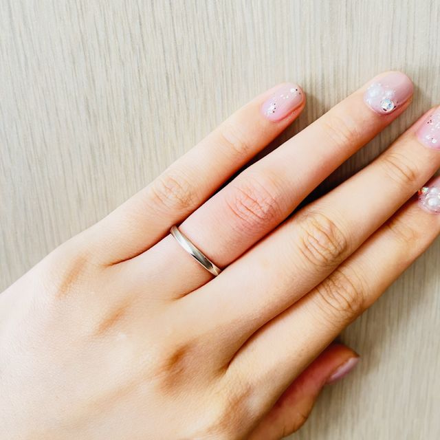 【ROYAL ASSCHER(ロイヤル・アッシャー)の口コミ】 婚約指輪とセットでつけた時にしっくりきたので選びました。ダイヤは婚約…