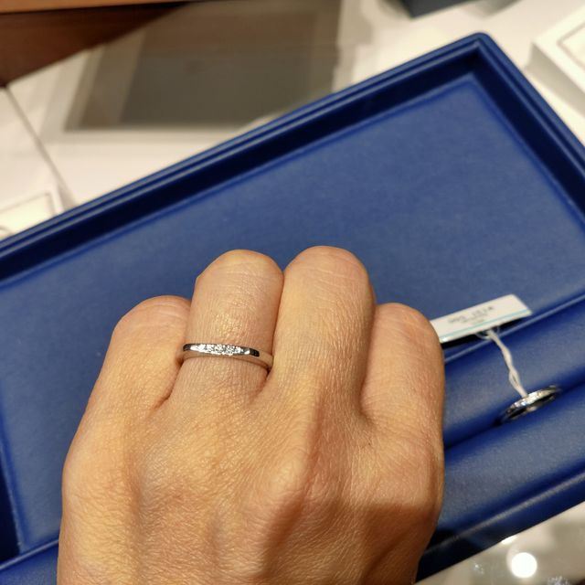 【銀座ダイヤモンドシライシの口コミ】 メレダイヤが複数ついているストレートの結婚指輪を探し中で試着させても…