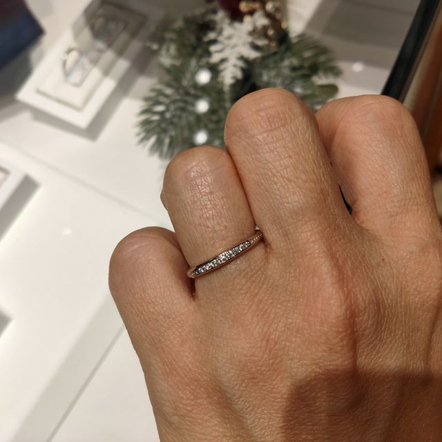 【エクセルコダイヤモンド(EXELCO DIAMOND)の口コミ】 メレダイヤがたくさんついているのでキラキラしていてきれいです。手元を…