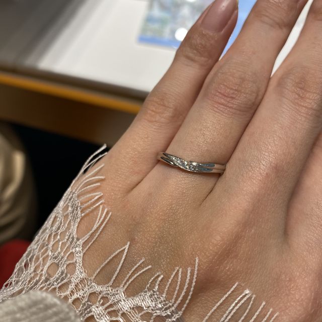 【銀座ダイヤモンドシライシの口コミ】 デザインに惹かれて決めました。
ファッションリング感より結婚指輪感が欲…