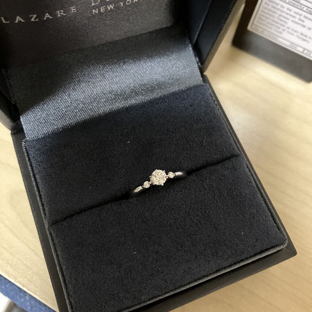 【ラザール ダイヤモンド(LAZARE DIAMOND)の口コミ】 店員さんに最初におすすめいただいたデザインにしました。私の手は小さめ…