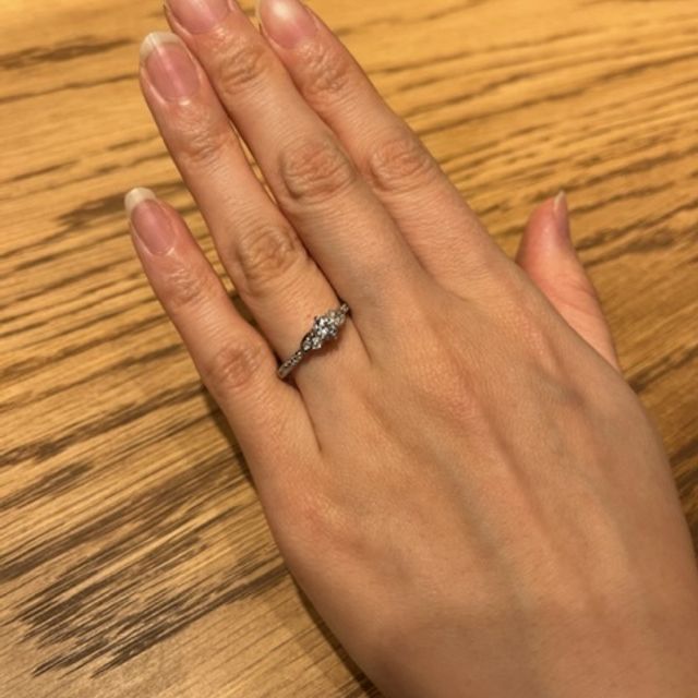 【BIJOUPIKO(ビジュピコ)の口コミ】 婚約指輪ということで、いつ眺めても結婚当時を思い出したい思いからこち…