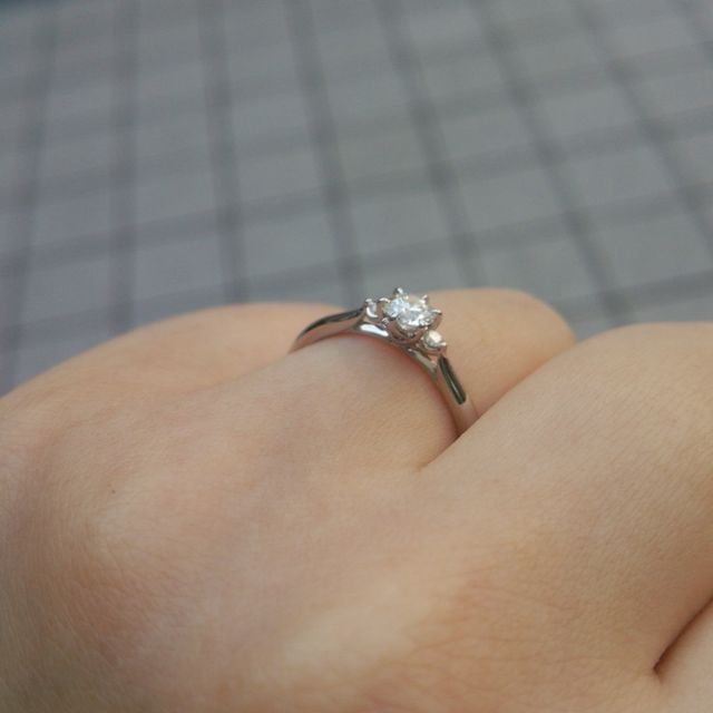 【俄(にわか)の口コミ】 指輪のデザインです。
鈴蘭をモチーフにしていて、繊細でとてもきれいです…