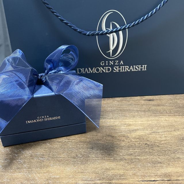 【銀座ダイヤモンドシライシの口コミ】 可愛いデザインと婚約指輪に重ね付けしてもオシャレになるようなデザイン…
