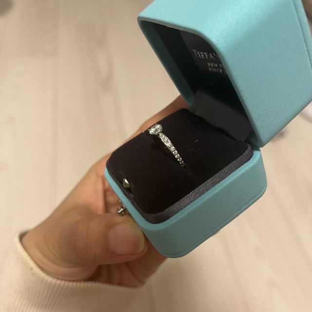 【ティファニー(Tiffany & Co.)の口コミ】 デザインに一目惚れしました。真ん中に一つダイヤがあるオーソドックスな…