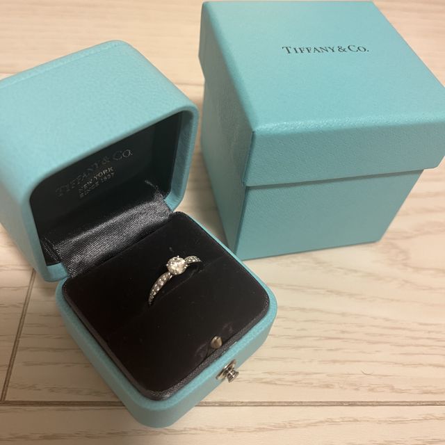 【ティファニー(Tiffany & Co.)の口コミ】 デザインに一目惚れしました。真ん中に一つダイヤがあるオーソドックスな…