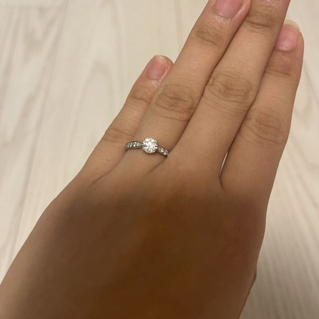 【ティファニー(Tiffany & Co.)の口コミ】 デザインに一目惚れしました。真ん中に一つダイヤがあるオーソドックスな…