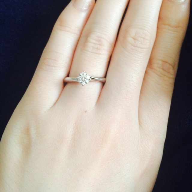 【エクセルコダイヤモンド(EXELCO DIAMOND)の口コミ】 ゼクシィやインターネットで様々なメーカーを見ていたところ、この指輪に…