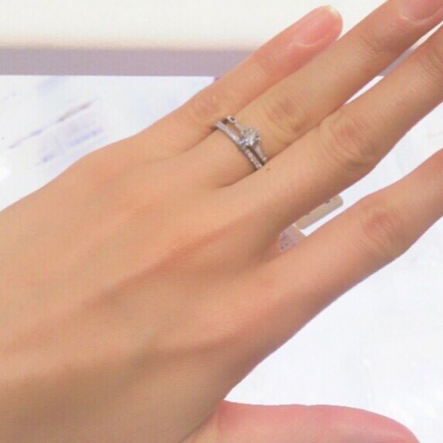 【アーヴェルシュシュ(arbel shushu)の口コミ】 こちらの婚約指輪は真ん中のブリリアントカットのダイヤモンドの両サイド…