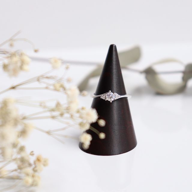 【鶴(mikoto)の口コミ】 私は婚約指輪ですが、好きなデザインをつけてほしいとのことで、彼と一緒…