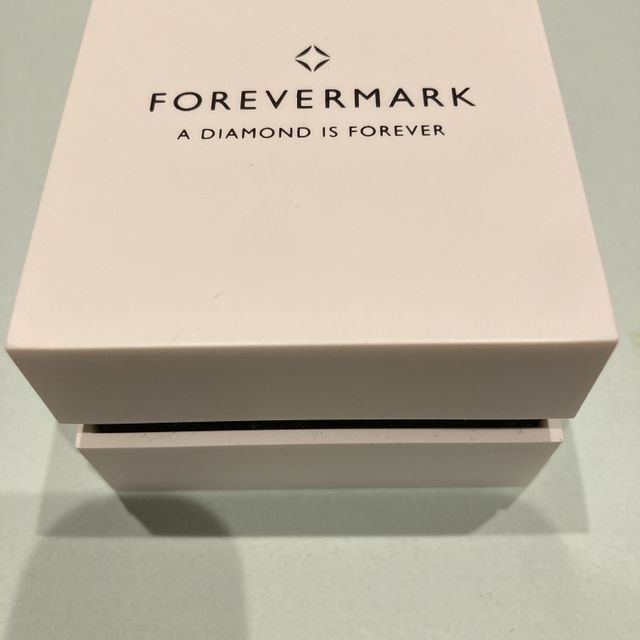 【FOREVERMARK(フォーエバーマーク)の口コミ】 お手頃な価格で、シンプルかつ品のあるデザインが好みでした。実際に着用…