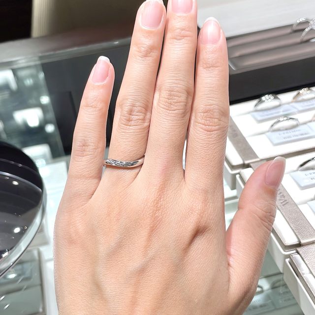 【アイプリモ(I-PRIMO)の口コミ】 指なじみが良く、ダイヤの輝きが綺麗です。ストレートデザイン、ウェーブ…