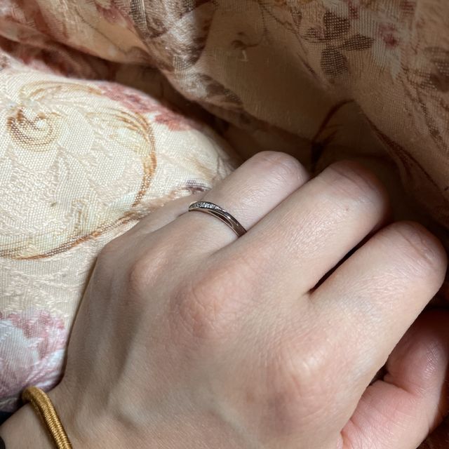 【銀座ダイヤモンドシライシの口コミ】 普段着けして違和感のないデザインと、自分の指に馴染む形だったこと。始…