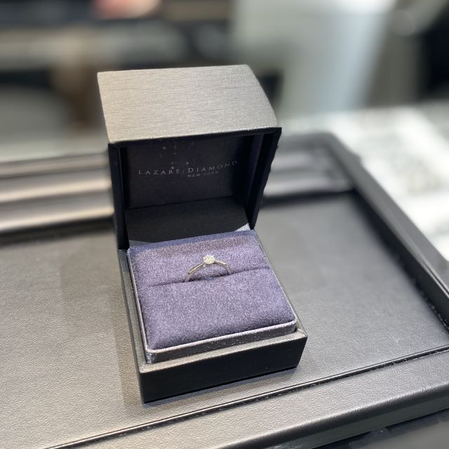 【ラザール ダイヤモンド(LAZARE DIAMOND)の口コミ】 デザインがシンプルなのとカッティングがとても綺麗で他のブランドと違う…