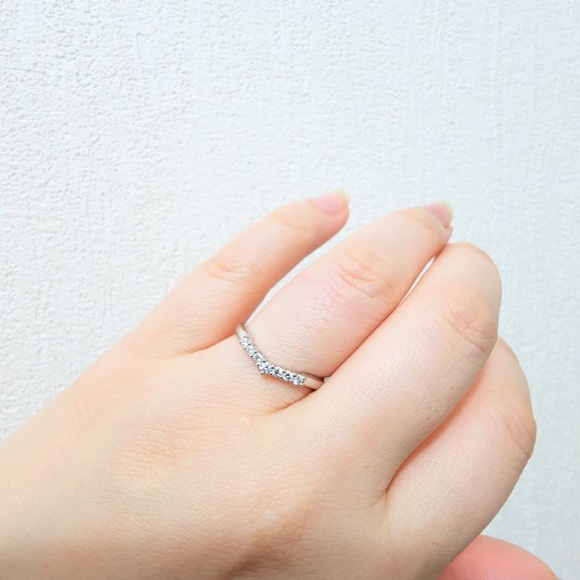 【ケイウノ ブライダル(K.UNO BRIDAL)の口コミ】 ホームページを見た時にこの指輪のデザインに一目惚れをしました。店舗に…