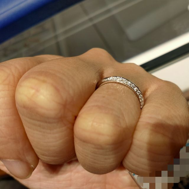 【銀座ダイヤモンドシライシの口コミ】 メレダイヤが複数入ったストレートの中で個性的なデザインを選びました。…