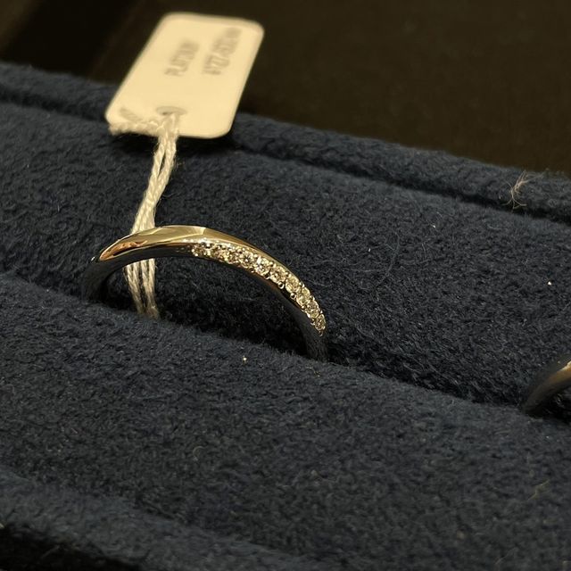 【4℃ BRIDAL(ヨンドシーブライダル)の口コミ】 サイドにダイヤが付いているデザインでどこから見ても輝きを感じられます…