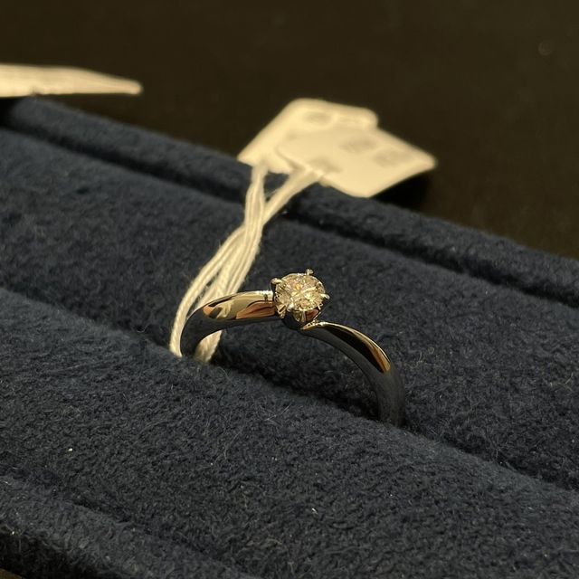 【4℃ BRIDAL(ヨンドシーブライダル)の口コミ】 サイドにダイヤが付いているデザインでどこから見ても輝きを感じられます…