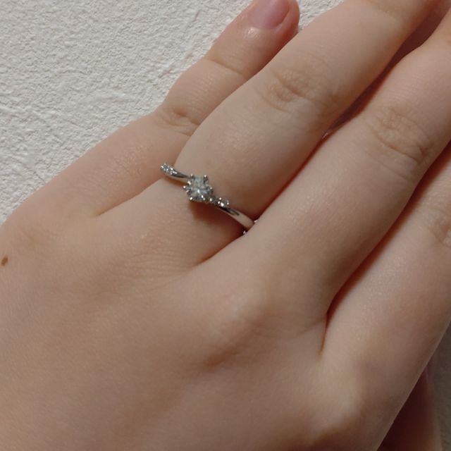 【アイプリモ(I-PRIMO)の口コミ】 アシンメトリーのデザインが素敵だった。今回購入したのはエンゲージリン…