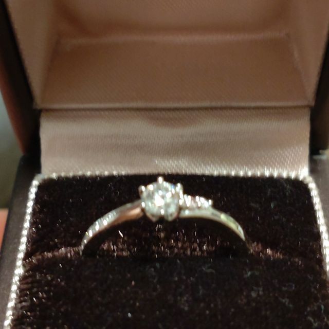 【アイプリモ(I-PRIMO)の口コミ】 アシンメトリーのデザインが素敵だった。今回購入したのはエンゲージリン…