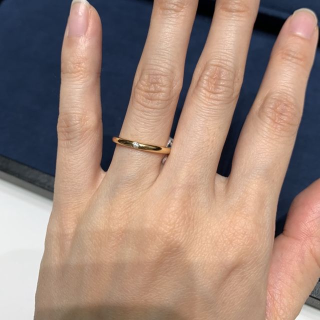 【4℃ BRIDAL(ヨンドシーブライダル)の口コミ】 仕事のときも使用でき主張しすぎない、シンプルなワンポイントダイヤの指…