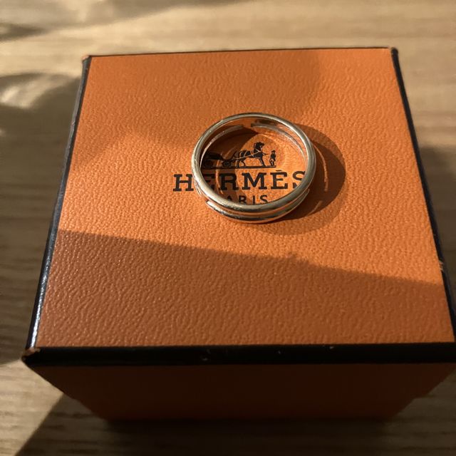 【エルメス(HERMES)の口コミ】 指輪のデザインがとっても気に入り、価格も高すぎず即決でした。
アンティ…