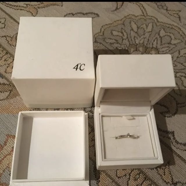 【4℃ BRIDAL(ヨンドシーブライダル)の口コミ】 シンプルなデザインで普段使いにも話題なく使用できると思いました。
ダイ…