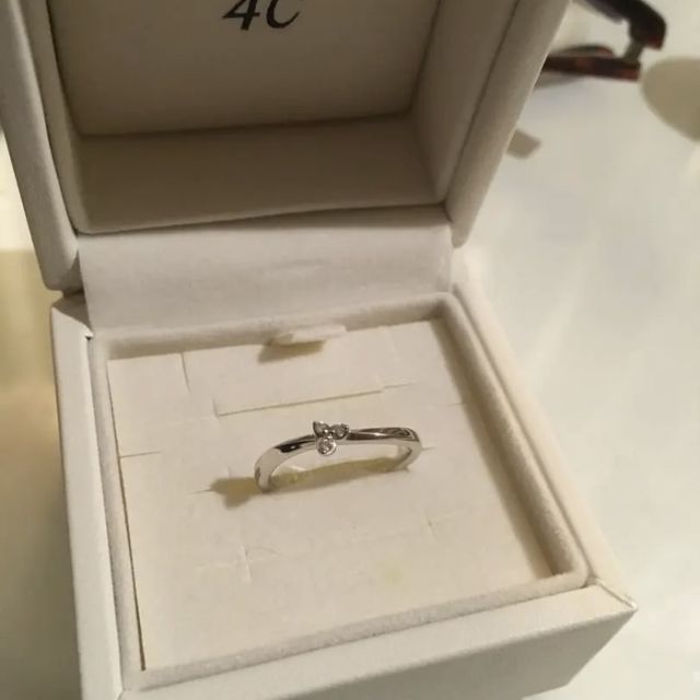 【4℃ BRIDAL(ヨンドシーブライダル)の口コミ】 シンプルなデザインで普段使いにも話題なく使用できると思いました。
ダイ…