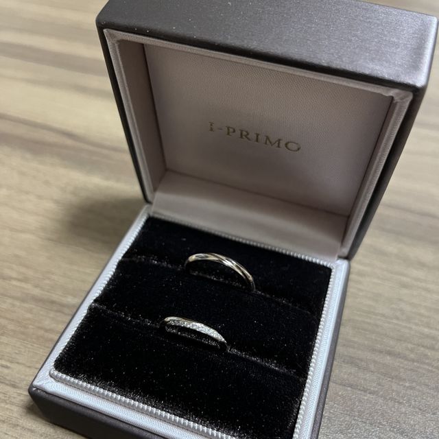【アイプリモ(I-PRIMO)の口コミ】 色味、デザイン、ダイヤの輝きが決め手です。
婚約指輪を買わなかったため…