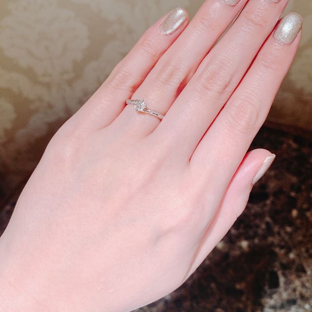 【銀座ダイヤモンドシライシの口コミ】 普段使いしやすく、結婚指輪と重ねつけしてもあまりボリュームが出ない指…