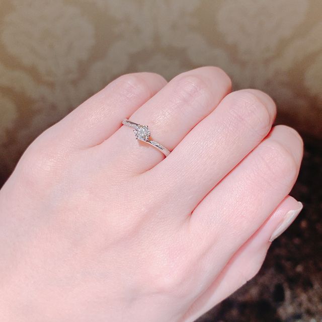 【銀座ダイヤモンドシライシの口コミ】 普段使いしやすく、結婚指輪と重ねつけしてもあまりボリュームが出ない指…
